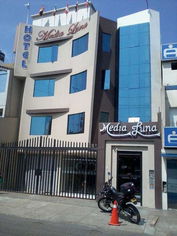 Hostal Media Luna Trujillo Exterior photo